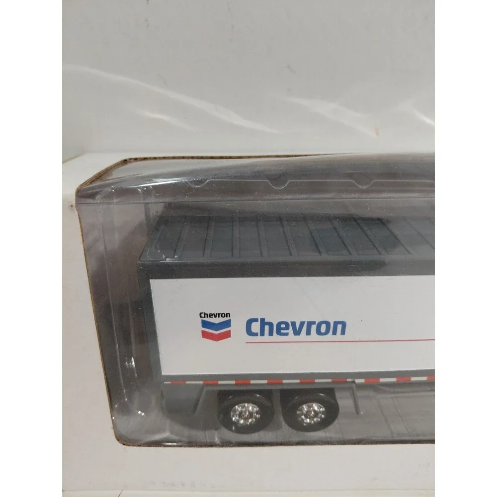 NIB Unbanded DieCast 1:43 Chevron Semi Truck Tractor & Trailer w/Lights & Sounds